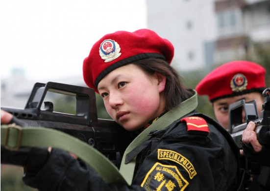 组图:女子特警队冒雨苦练 一招制敌