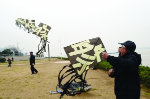 �Ͼ�83���ϱ��ŷɡ������ַ��ݵ�������һ���������ִ���һ������飬30������������30��������ͬ����ÿһ������������Ʈ��ĺ�ɫСƮ������ͬ���ǵ���ˮ����13�����磬83���ϱ����������Ͼ����������Ϸŷ�һ����30���������ִ��ɵķ��ݣ��������Ͼ�����ɱ�ڼ��30������ͬ��...����ϸ�� 