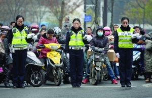 10��01���Ͼ����쾯�� ����ͣʻ����פ��10��01�֣���ȫ�����쾯����ʱ�������ˣ���ͷ���̵ꡢ��������λ�����С�������ͣ�½Ų�������Ĭ��������ͣʻ������־�����Ͼ�ȫ�ǵ����Ƕ�������ĬĬ�����Ͼ�����ɱ����ͬ������˵�޾��İ�˼...����ϸ�� 