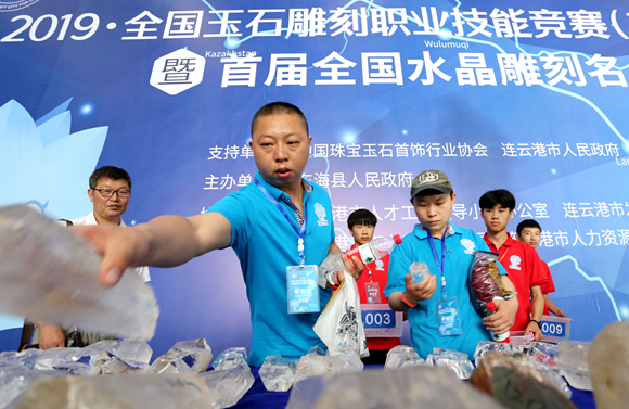 首届全国水晶雕刻名人赛在江苏东海开赛