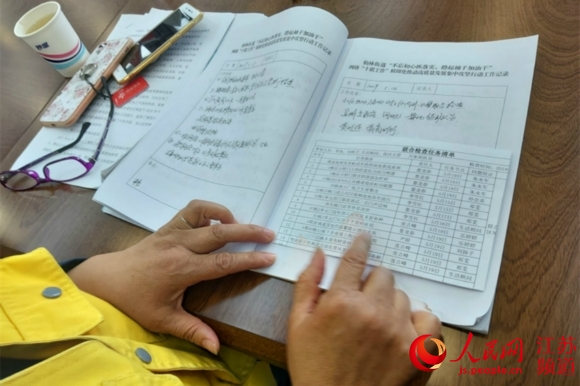 鄒小美的記錄本上，寫滿了社區每天發生的大小事。