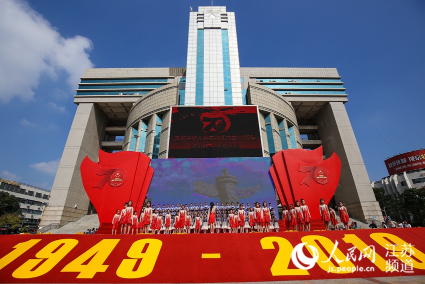 江苏泰兴:万人唱响经典红歌 共向祖国深情表白