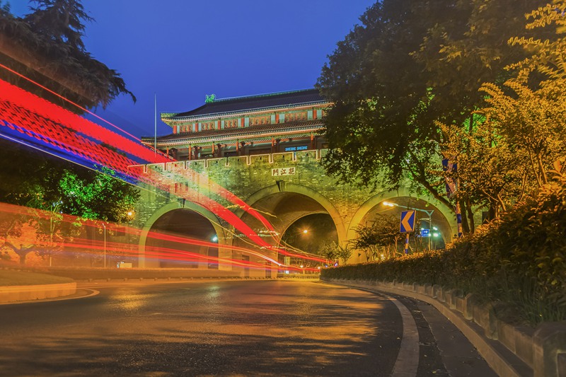 �ڽ���ҹ�����ڽ���λ���Ͼ������γ�ǽ���Ǿ�ʱ��ͨ�Ͼ��������¹���ɽ��ͷ����Ҫͨ����