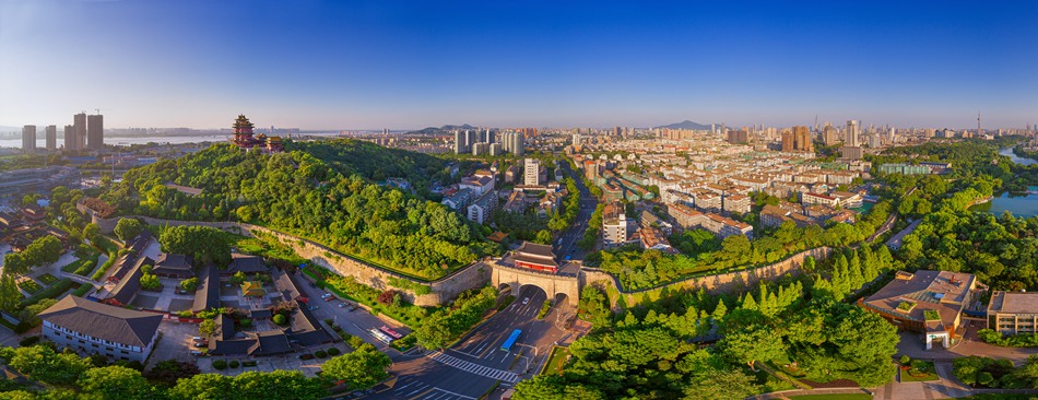 四季不同景色中的南京城牆。  