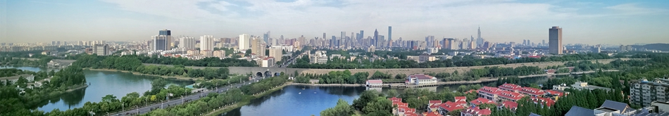 《四季圖》:春草傍城綠，夏荷出水鮮。霜降石城火，雪至金陵嫻。蜿蜒五十裡，風雨六百年。朝陽迎盛世，百姓盡開顏。