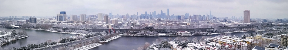 《四季圖》:春草傍城綠，夏荷出水鮮。霜降石城火，雪至金陵嫻。蜿蜒五十裡，風雨六百年。朝陽迎盛世，百姓盡開顏。