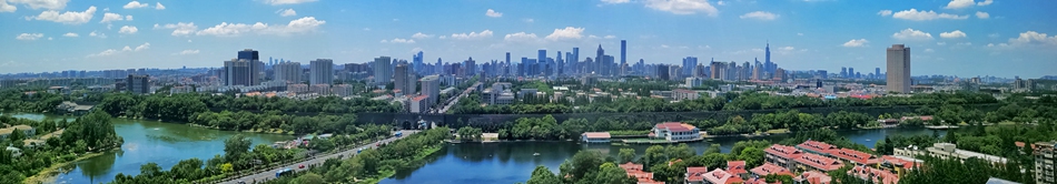 《四季圖》:春草傍城綠，夏荷出水鮮。霜降石城火，雪至金陵嫻。蜿蜒五十裡，風雨六百年。朝陽迎盛世，百姓盡開顏。