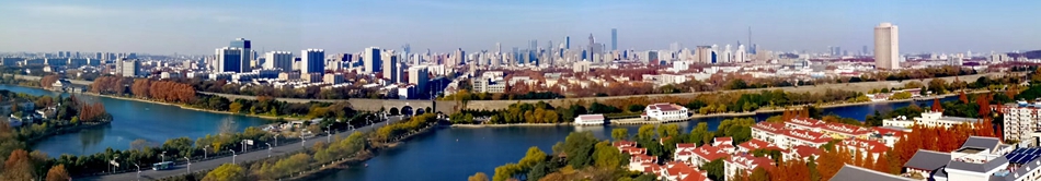 《四季圖》:春草傍城綠，夏荷出水鮮。霜降石城火，雪至金陵嫻。蜿蜒五十裡，風雨六百年。朝陽迎盛世，百姓盡開顏。