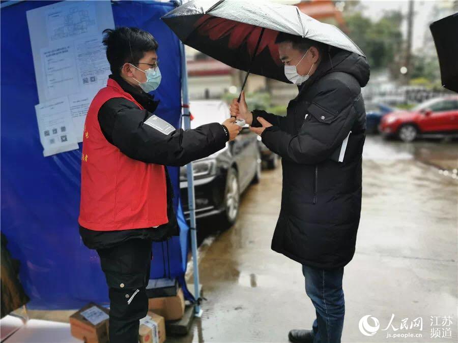 ���������Ͼ���ҽҩ��ѧ�����ѧ�������ڼ����ڼң���һֱ��ע�����飬�����Ͽ����Ͼ�����ί�����������־Ը����ļ���棬�����������μӣ��ͽ������ھ�ס��������С��԰��������2��8�յ����������������־ͳ�Ϊ�������⹤����Ա��������������һͬͶ����߹�����