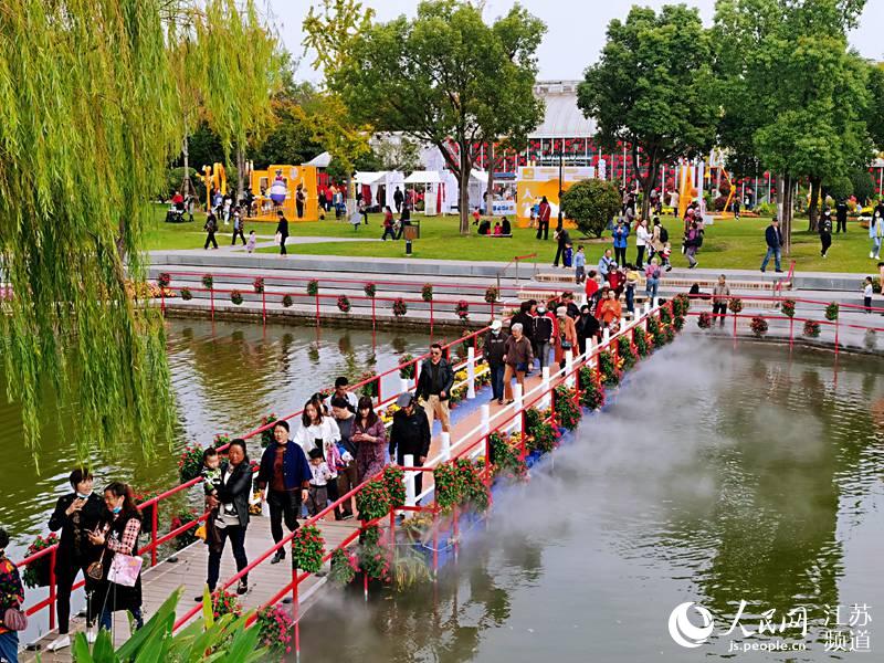 圖為觀展的市民。記者王繼亮攝