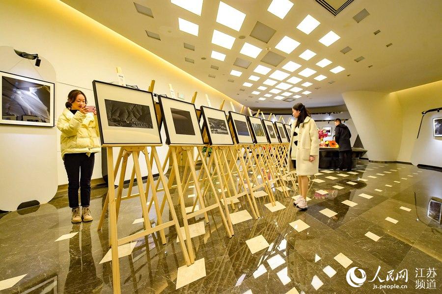 位于南京国际青年会议酒店七楼的“建邺书房 国青书苑”日前正式开放。建邺区委宣传部供图