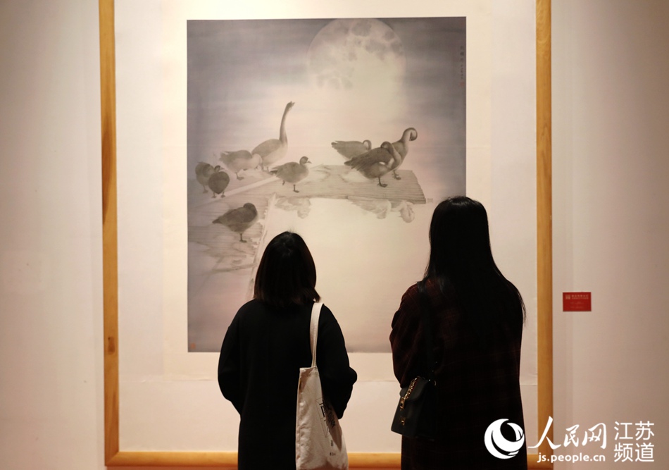 江苏沭阳县举办女子书画展，展出38位女性书画家创作的70余幅书画作品。 丁华明摄