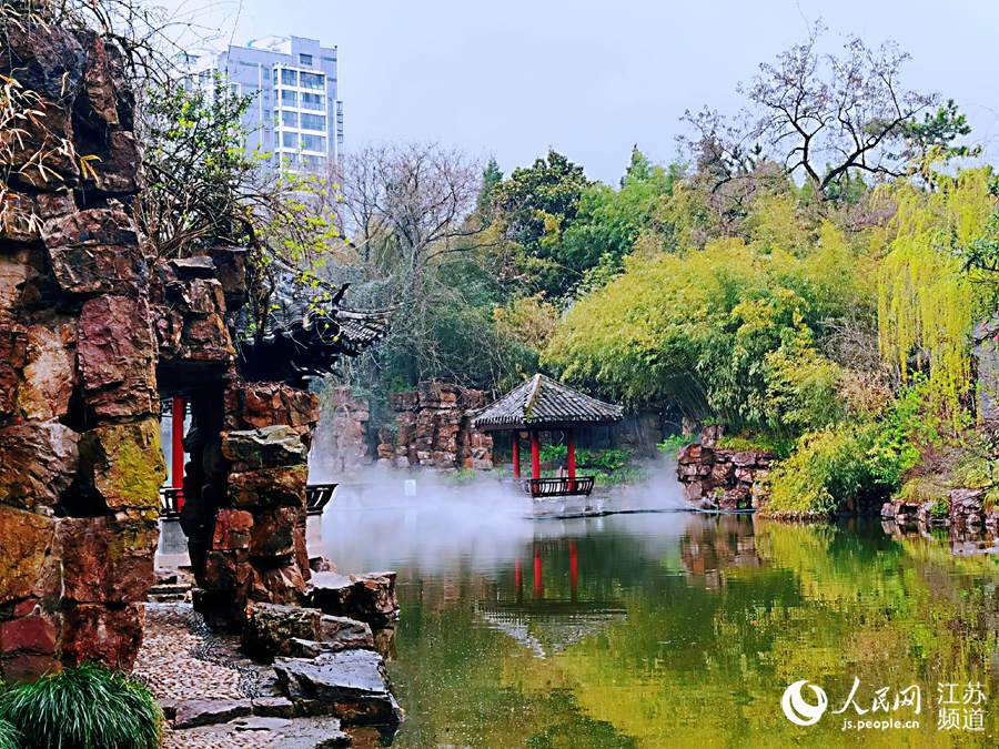 假山、綠樹、亭台、霧靄的美景好似仙境。人民網記者王繼亮攝