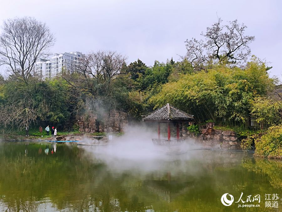 春雨如絲，擋不住游人追尋數千年前淒美的愛情故事。人民網記者王繼亮攝