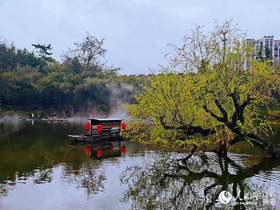 一葉小舟在碧波裡蕩漾，在燈籠、老樹的襯托下，有著另一種意境。人民網記者王繼亮攝
