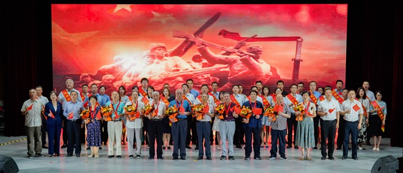 党员代表合唱“没有共产党就没有新中国”。建邺区委区级机关工委供图