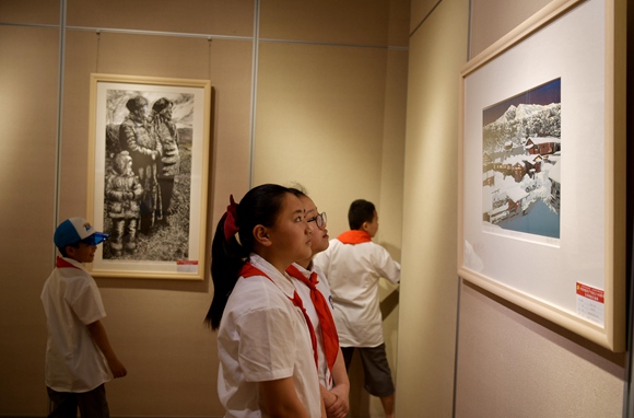 两位小学生在一版画作品前驻足。张开虎 摄.jpg