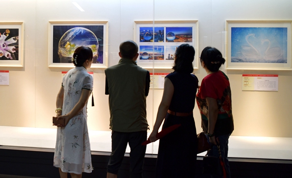 图为观众在水晶作品前品鉴。张开虎 摄