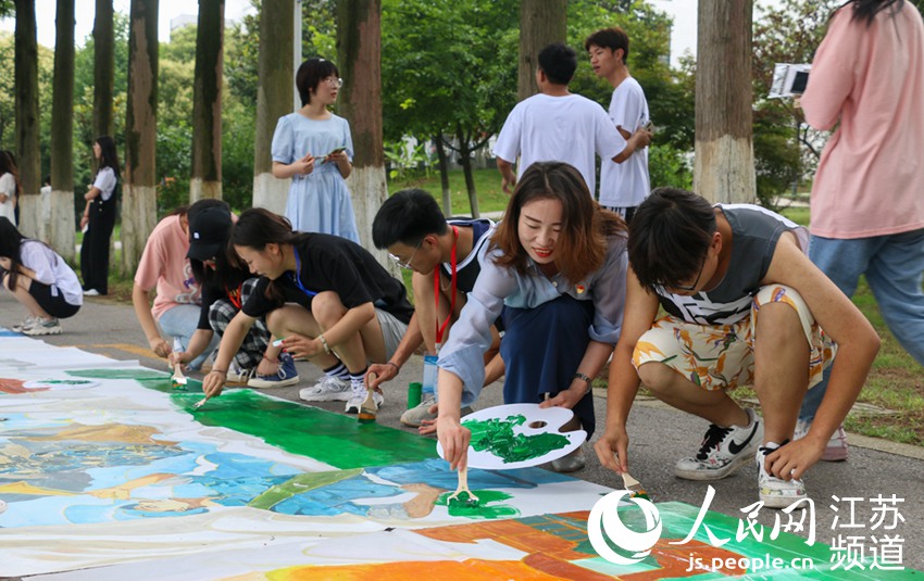 黨史彩繪制作過程中。楊志國攝