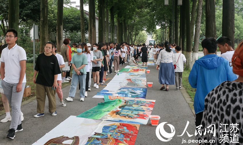 黨史彩繪制作現場。楊志國攝