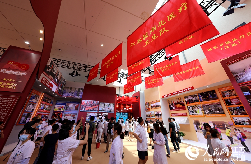 �ڡ�����Ӣ�ۡ�չ����ҽ����Ա�Ǿþ�פ�㡣���������� ��������