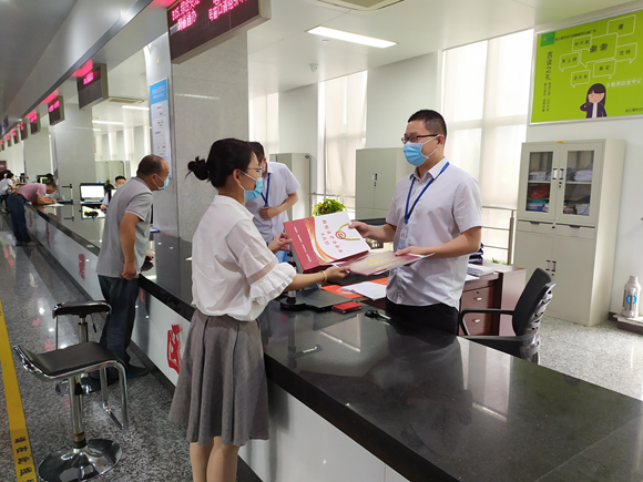 图为工作人员为新办企业送上政策“大礼包”。赣榆区委宣传部供图