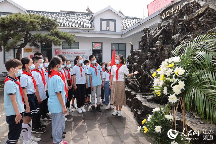 小学生走进青口十八勇士纪念馆。司伟摄