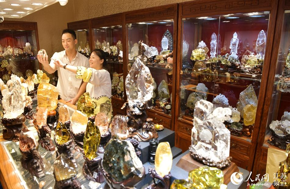 游客在选购水晶饰品。张开虎摄