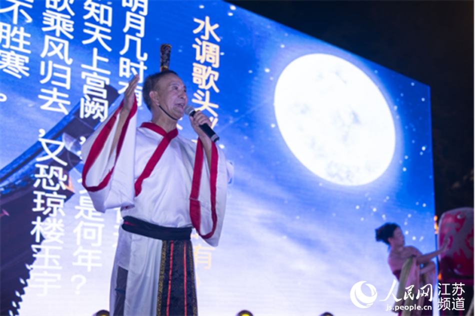外國友人與大家一起朗讀《水調歌頭》。建鄴區委宣傳部供圖