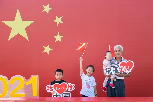 南京江宁举行庆祝中华人民共和国成立72周年升国旗仪式