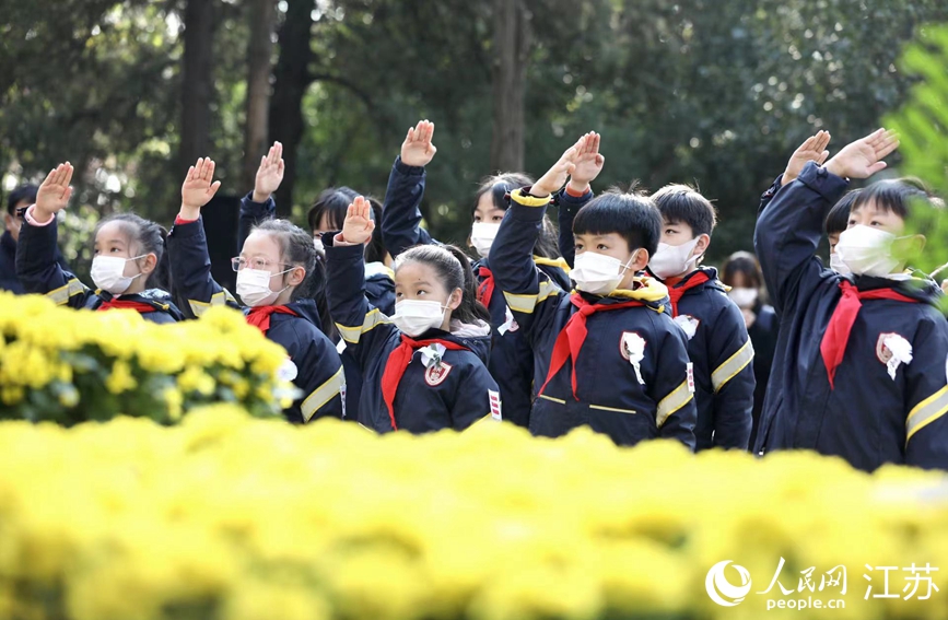 南京大屠杀遇难同胞北极阁丛葬地悼念活动现场。丁亮摄