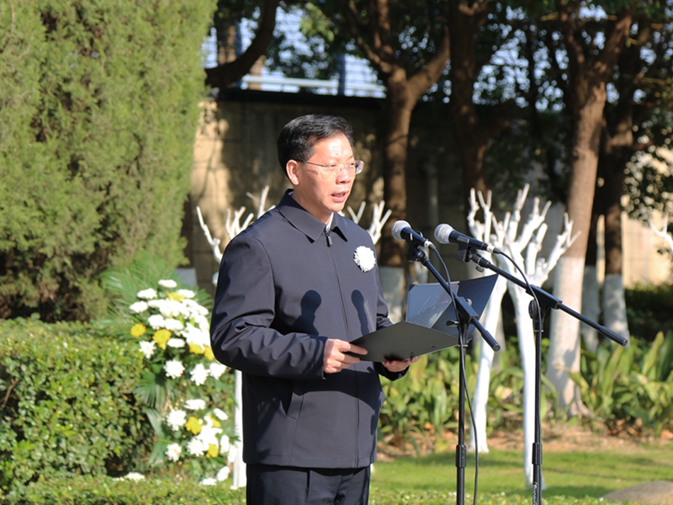 在中山码头死难同胞丛葬地，鼓楼区委书记刘军宣布悼念活动开始。郑博文摄