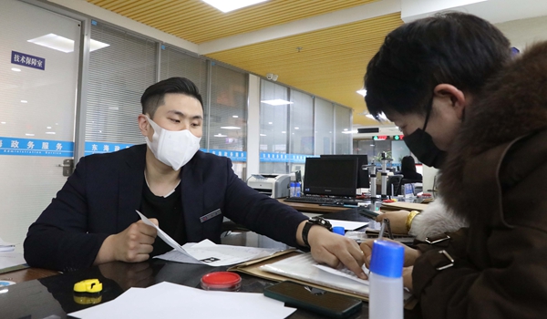 購房者在辦理不動產權証。東海縣委宣傳部供圖