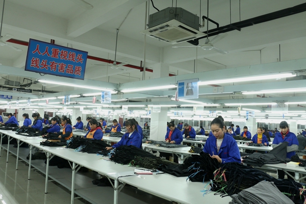 图为位于青湖镇的一制衣厂加工现场。青湖镇供图