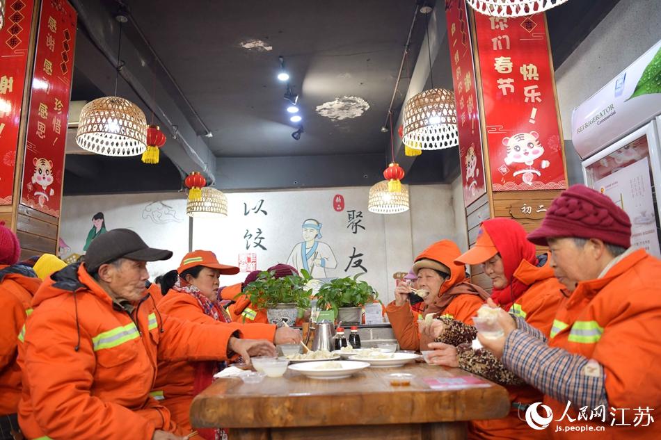 環衛工人吃上熱氣騰騰的餃子。張開虎攝