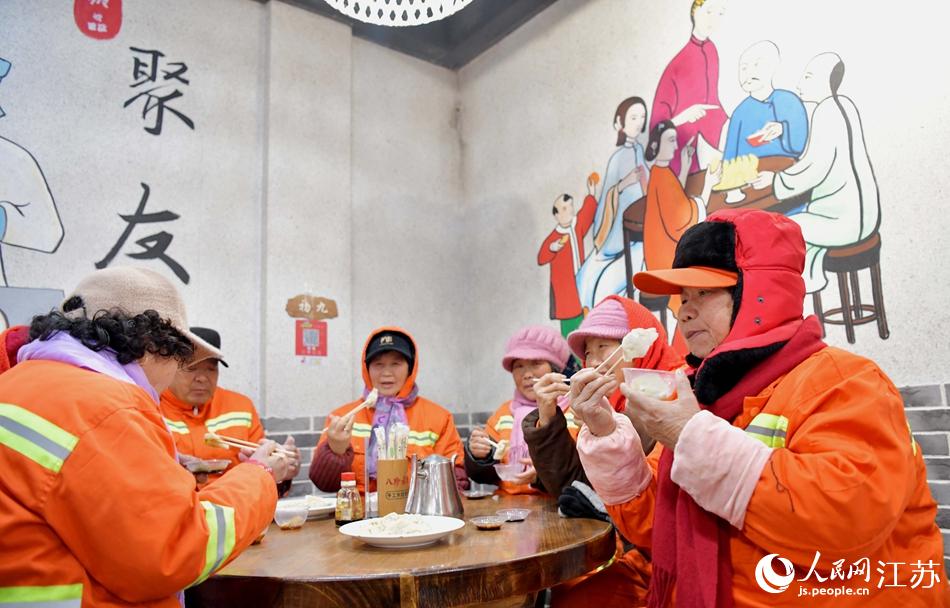 環衛工人吃上熱氣騰騰的餃子。張開虎攝