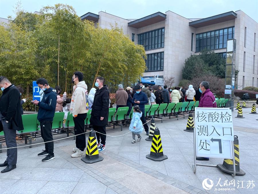 16����10�㣬��Ϊ��������϶̩࣬�����ֹ�¥ҽԺ�ĺ���������Ѿ��������У����󲿷��Ŷ���Ա�ǡ��˼��ˡ���״̬�������� ��������