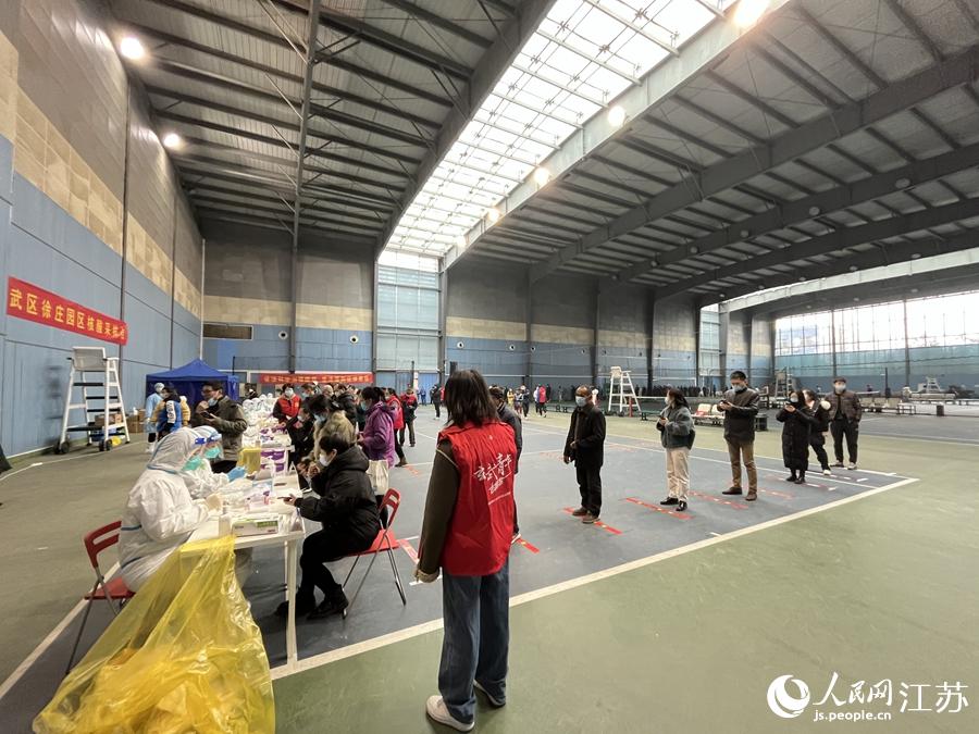 ��ׯ����԰���������������ʱ���м��㾮Ȼ����־Ը������ָ�����񱣳�һ�׾��롣������ ��������