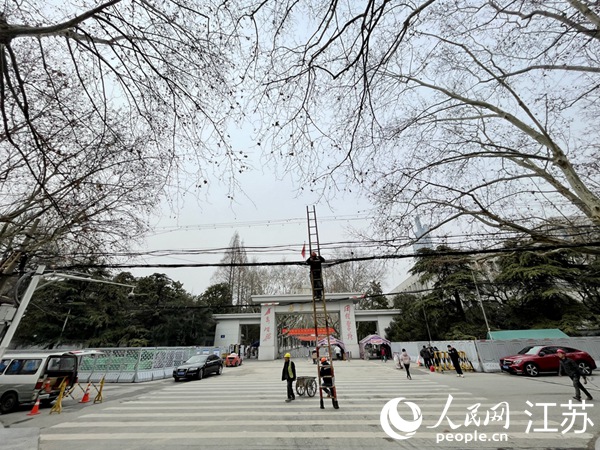 南京大学门前的汉口路杆线下地工程正在建设中。人民网 马晓波摄