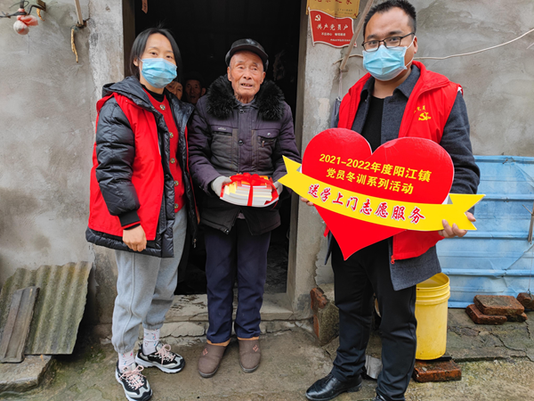 阳江镇党员冬训志愿者将“党员冬训口袋书”送到老党员家中 姜瑶 摄