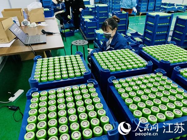 南京中比新能源科技有限公司车间工人们正在包装。马睿群摄