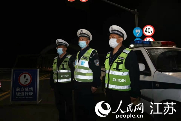 交警人员在路口值守 泰兴市委宣传部供图