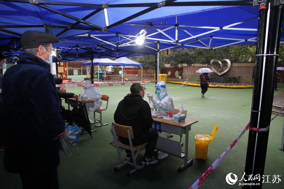 ��¥������·�ֵ�ɽ��·�������������Ŷӣ��ȴ������⡣������