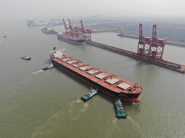 图为一艘受限船舶正在拖轮的牵引下停靠太仓港。太仓海事局供图