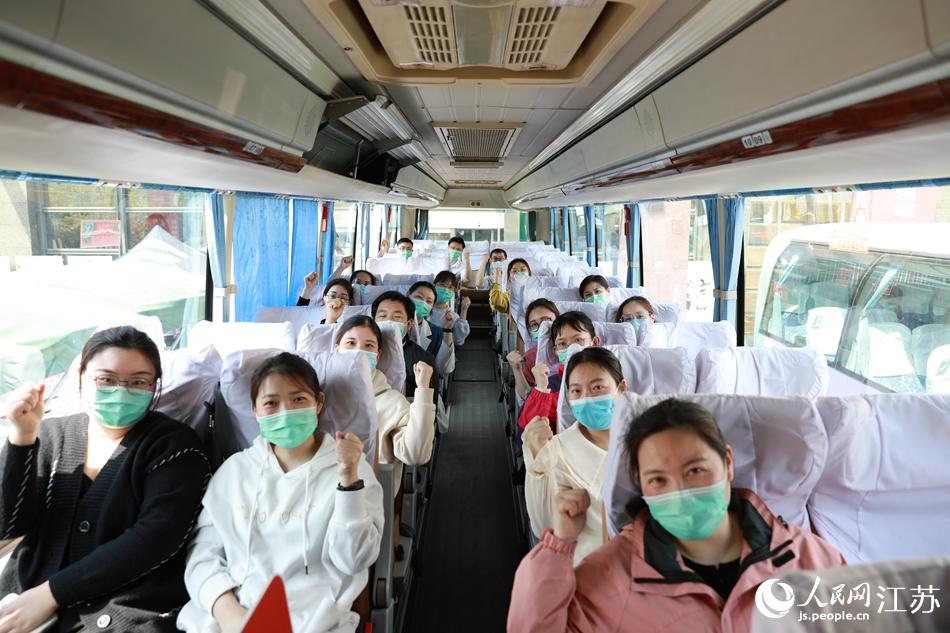 4月3日下午出發上海的無錫醫療隊的隊員們。李莎攝
