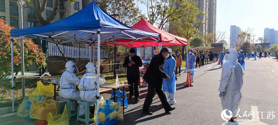 抵達上海后，隊員們顧不上休息便投入採樣工作。林建明攝