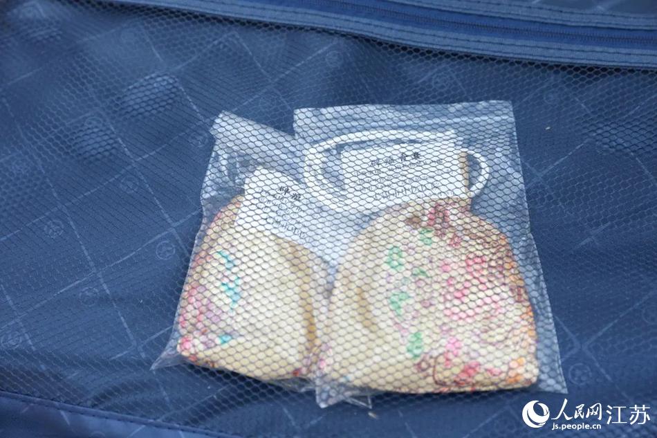 除了備好各類醫療、防護、生活物資，隊員們還准備了中藥香囊等“秘密武器”。李莎攝