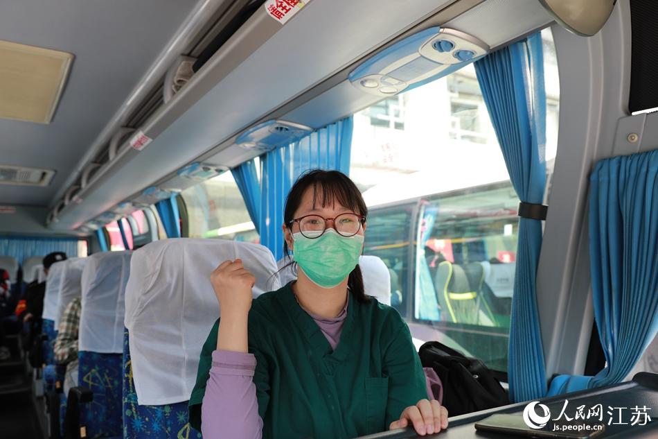 即將出發上海，一位隊員握緊拳頭，表達自己的決心。李莎攝