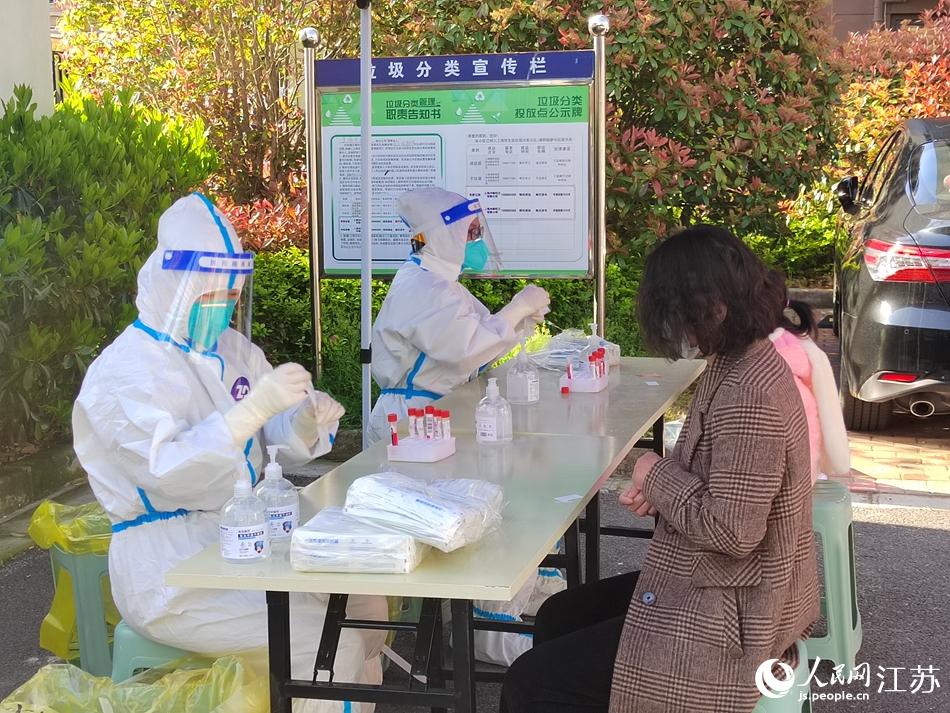 4月4日上午，抵達上海的隊員們在浦東北蔡鎮一社區開展核酸採樣工作。林建明攝