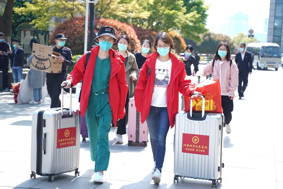 踏上征途的無錫醫療隊的隊員們。丁一攝